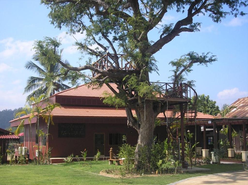 Tamarind Grand Resort Mae Sariang Buitenkant foto