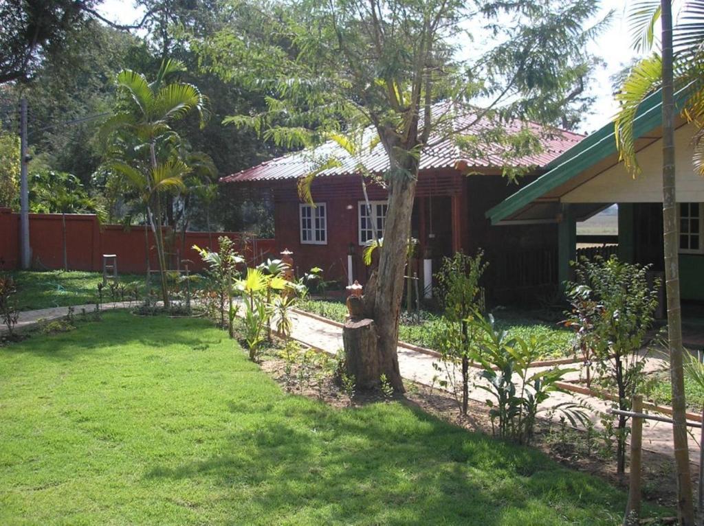 Tamarind Grand Resort Mae Sariang Buitenkant foto