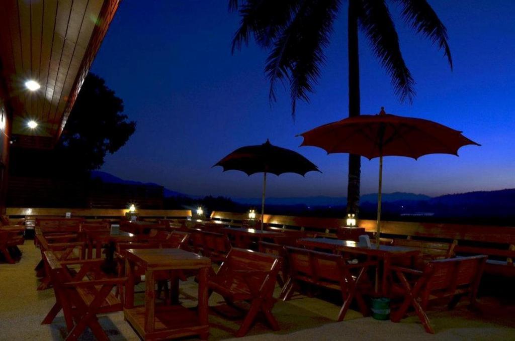 Tamarind Grand Resort Mae Sariang Buitenkant foto