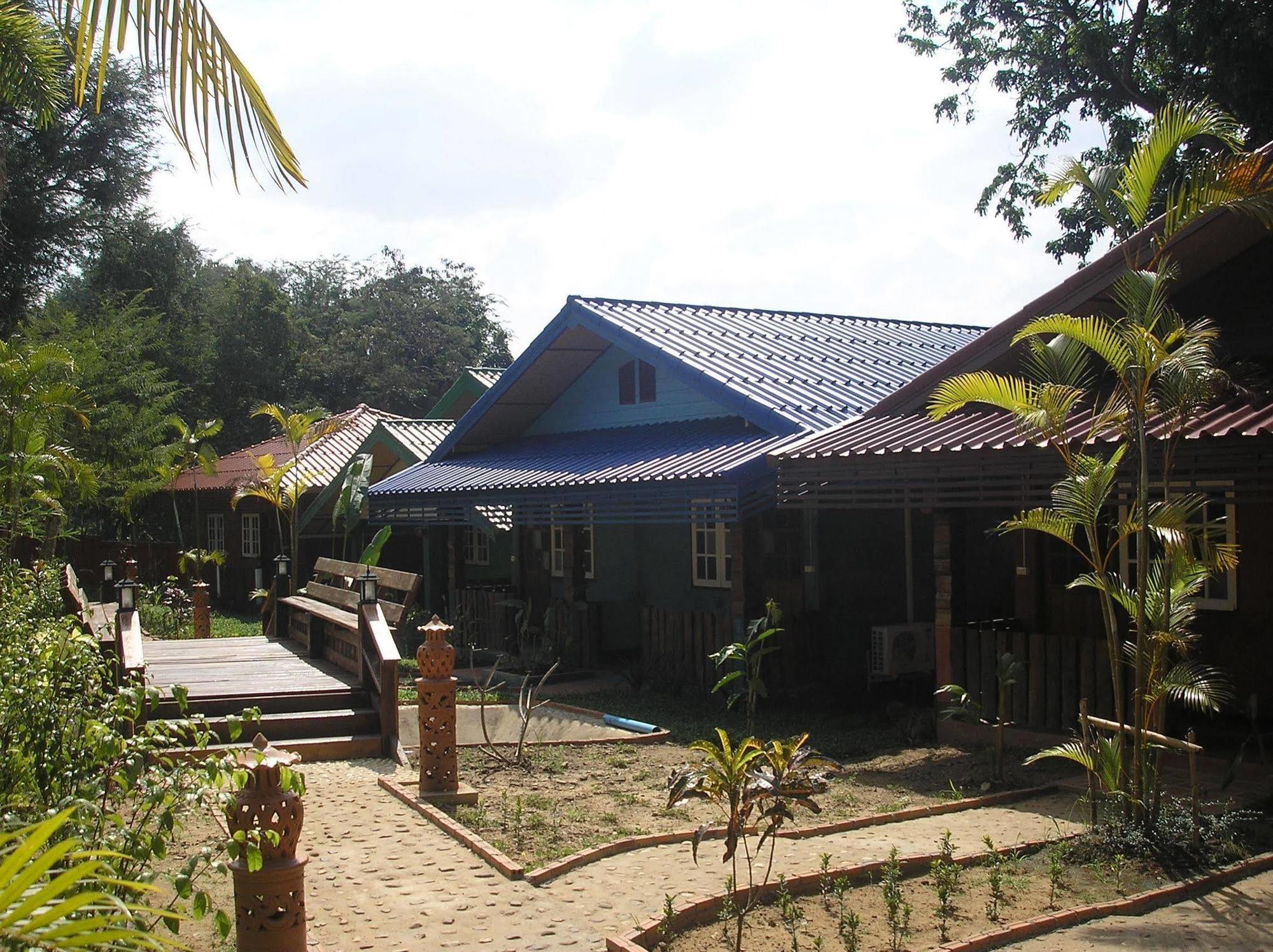 Tamarind Grand Resort Mae Sariang Buitenkant foto